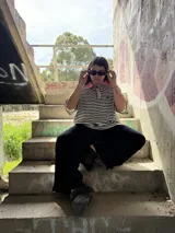 Remerón oversize unisex a rayas horizontales blancas y negras, con cuello tejido en color rosa chicle.