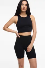 Top deportivo negro, corto, con escote redondo y copas removibles.