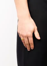 Anillo dorado de acero quirúrgico con diseño de guarda griega.