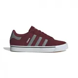 Zapatillas Adidas Campus Vulc color bordó con detalles en gris y las tres tiras clásicas en gris. Suela blanca de goma.