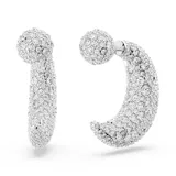 Aros de medio aro bañados en rodio, con incrustaciones de cristales blancos de diferentes tamaños.