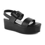 Sandalias de plataforma color hueso, con hebilla cuadrada y tira trasera ajustable.