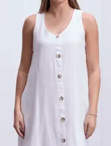 Vestido blanco de crepe, con escote redondo, sin mangas y botones frontales.