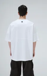 Remera blanca de corte holgado y mangas cortas.