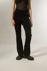 Pantalón negro de pana con corte oxford.