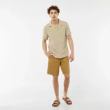 Camisa beige de manga corta con tejido calado, cuello clásico y cierre frontal con botones.