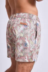 Short de baño azul marino con rayas verticales blancas, corte a la mitad del muslo y pretina elástica.