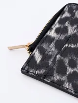 Billetera pequeña con estampado de leopardo, cierre superior con cremallera dorada y ranuras para tarjetas en el frente.