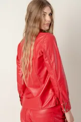 Camisa verde militar de cuero ovino italiano, hecha a mano en Uruguay. Sin forro, con broches en frente y puños, bolsillos a los costados.