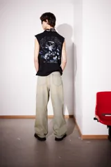 Pantalón de jean celeste con efecto desgastado, de corte holgado y tiro bajo.