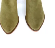 Botín de gamuza color verde oliva, con escote lateral y taco de madera.