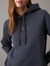 Buzo Calvin Klein color gris oscuro, de felpa con capucha y cordón ajustable. Tiene puños y bajo acanalados, y logo bordado en el pecho.