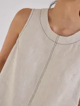 Musculosa negra de lino con pespuntes a contratono y cierre metálico a la vista en la espalda.