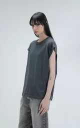 Musculosa de algodón color gris oscuro con cuello redondo y sisas amplias.