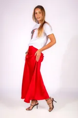 Sandalias de tacón fino con estampado de leopardo, tiras finas y cierre con tiras envolventes al tobillo.