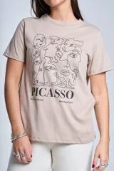 Remera blanca de algodón con cuello redondo y estampado frontal con diseño artístico de rostros en líneas negras y texto "PICASSO The Museu Picasso Barcelona, Spain".