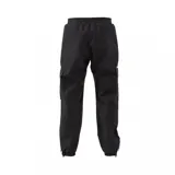 Pantalón cargo Adidas Adicolor Classics 3 Tiras negro con bolsillos laterales con solapa, cintura elástica con cordón ajustable y las tres tiras blancas características de la marca a lo largo de las piernas.
