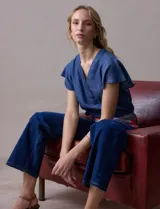 Blusa celeste de lyocell, marca Alex & Parker, con cuello a la base y escote en V. Manga 3/4 con terminación fruncida.