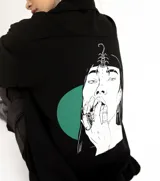 Camisa oversize unisex con estampado gráfico en la parte posterior, diseño artístico e ilustrativo.