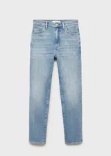 Pantalón de jean celeste de tiro medio, corte slim y largo cropped.