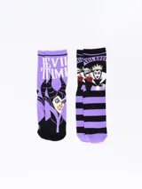 Pack de dos pares de medias de caña media con diseños de villanas de Disney: un par negro con rayas horizontales violetas y estampado de la Reina Malvada de Blancanieves, y un par negro con estampado de Maléfica y la frase "Evil Time".