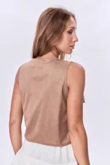 Chaleco color visón con flecos en el pecho y corte en V.