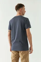 Remera gris de algodón con cuello redondo y logo bordado en el pecho.