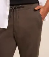 Pantalón jogger negro liso, con cintura elástica ajustable con cordón y bolsillos laterales.