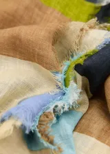 Fular rectangular con estampado de rayas horizontales en tonos verde, azul, marrón y beige. Tejido de mezcla de lino con terminaciones deshilachadas.