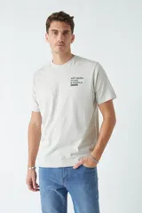 Remera negra de algodón con estampado en la espalda con la frase "ART MUSIC CITIES & PEOPLE".