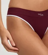 Bombacha de bikini color beige claro, confeccionada en poliamida texturizada con tecnología seamless. Presenta un corte de tiro medio/bajo con borde liso.