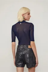 Short de jean tiro bajo con aplique de foil con trama de cobra.