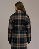 Tapado largo con cuello amplio y mangas largas. Diseño a cuadros grandes en tonos negro, marrón y beige. Incluye cinturón de la misma tela.