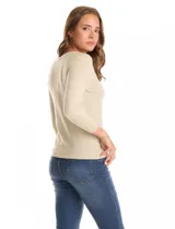 Buzo tejido en hilado fino color beige, con cuello bote y manga raglán ¾.