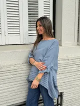 Blusa celeste de lino con corte irregular y mangas 3/4.