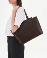 Bolso tipo shopper en cuero grabado efecto cocodrilo, con asas largas y capacidad amplia.