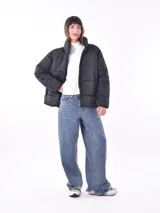 Campera puffer color gris topo, con cuello alto y cierre frontal.