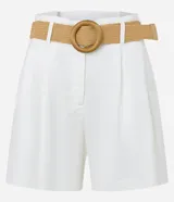 Short clochard azul marino de viscolino con trabillas en la cintura, cinturón con hebilla de madera y pliegues.