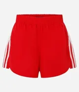 Short deportivo femenino modelo runner, color marrón chocolate con cintura elástica y rayas laterales color crema.