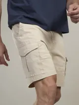 Bermuda color beige con múltiples bolsillos tipo cargo.