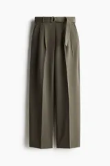 Pantalón de vestir color verde oliva, de tiro alto, corte amplio y largo hasta el tobillo. Incluye cinturón de tela con hebilla metálica.