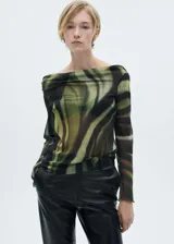 Blusa de mangas largas con hombros descubiertos y estampado abstracto en tonos verde, marrón y negro.