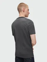 Remera de manga corta color gris con microestampado y cuello redondo con ribete negro y blanco.