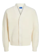Cardigan de punto color crema con botones. Corte clásico y amplio.