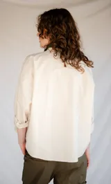 Camisa de algodón a cuadros beige y blanco con cuello tartán verde, manga larga y corte oversize boxy.