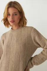 Sweater marrón de tejido de punto industrial, con cuello a la base.