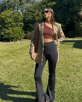 Calza negra de poliéster y elastano, de tiro alto y corte acampanado desde la rodilla.