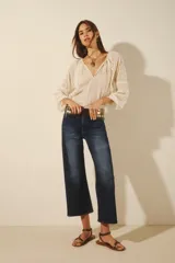 Jean de corte oxford tiro alto, de denim azul con elastano, lavado con localizado y bigotes.