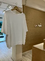 Remera blanca de morley y viscosa, de manga corta y corte holgado.