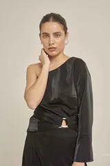 Top negro de un hombro con manga larga acampanada y corte ajustado.